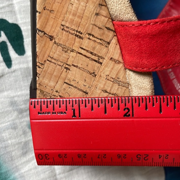 St. John’s Bay 8.5 red suede cork wedge Pasadena EUC cross toe sandal - Picture 7 of 8